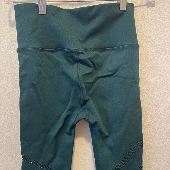 Alo Yoga Seamless Randiance Capri - Picture 6 of 9